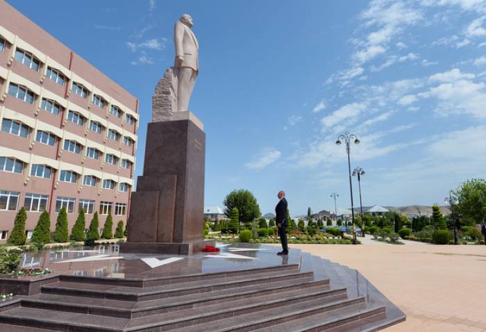 Le président Ilham Aliyev arrive à Göygöl