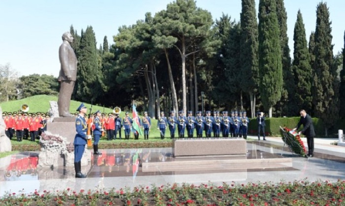 Präsident von Aserbaidschan Ilham Aliyev hat das Grabmal des Nationalleaders Heydar Aliyev besucht 