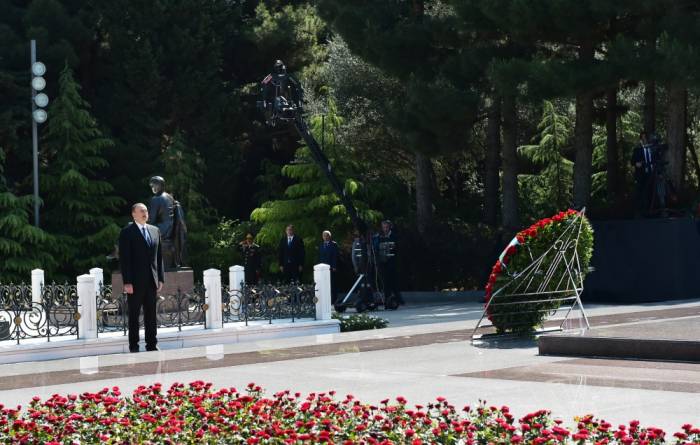 Ilham Aliyev besucht in der Ehrenallee das Grabmal des Nationalleaders 