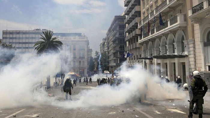 Greek protesters attack house of ?ountry`s minister of state   