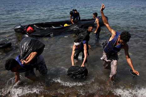U.N. urges Greece to end `total chaos` on islands where migrants land