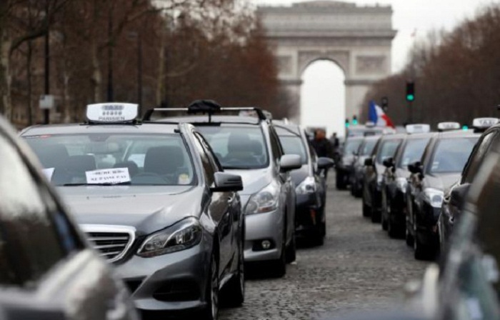 Grève des taxis: la mobilisation se poursuit, Valls nomme un médiateur