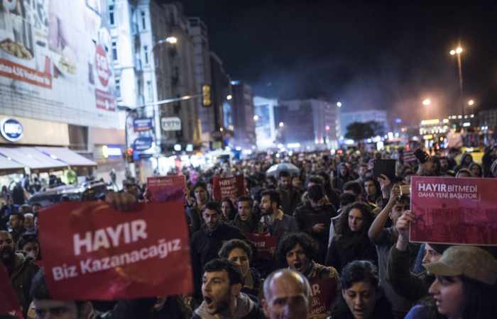 Türkische Großstädte protestieren gegen Sieg des Verfassungsreferendums