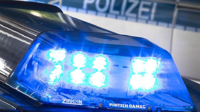 15-Jährige sticht auf Polizisten ein