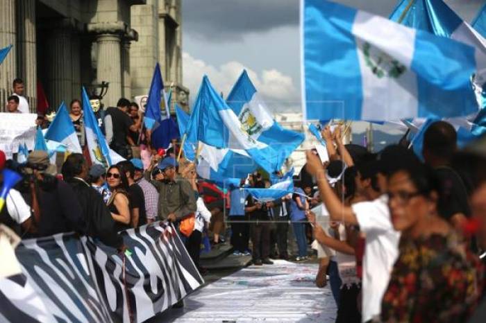 Guatemaltecos exigen la renuncia del presidente y respaldan al comisionado de la Cicig