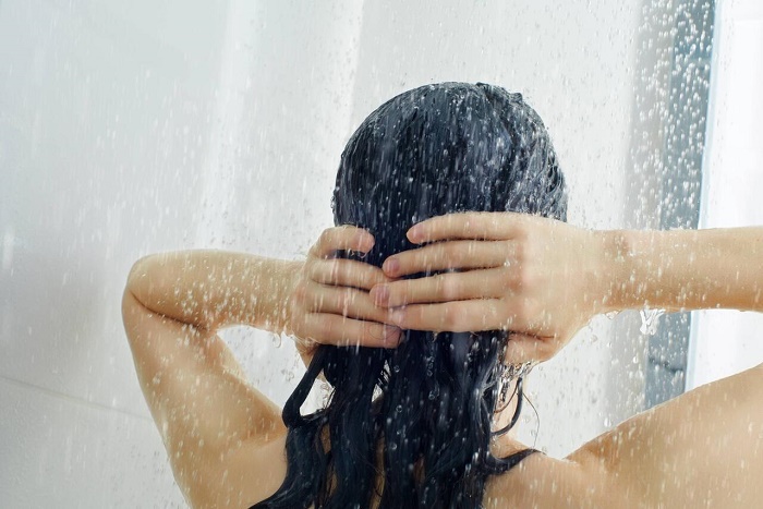 Fetten die Haare schneller wenn man sie häufiger wäscht?