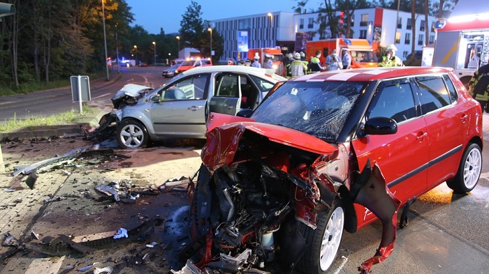 Zwei Kinder bei illegalem Autorennen schwer verletzt