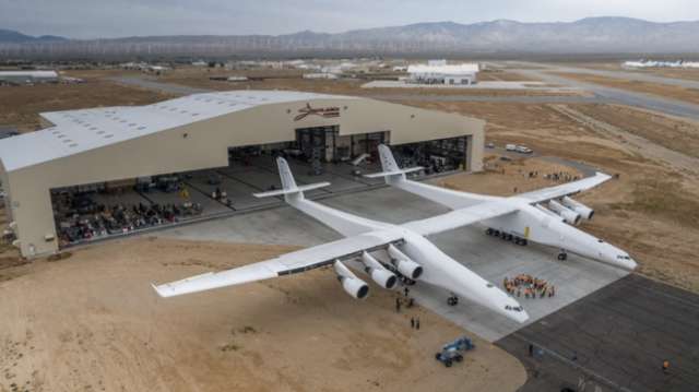 Weltgrößtes Flugzeug verlässt Hangar