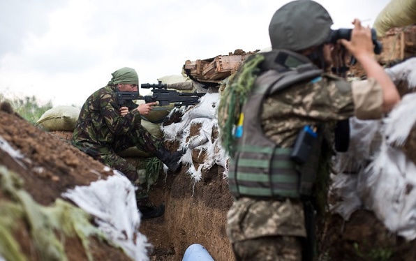 Ukraine : un soldat tué, mais pour les rebelles la trêve tient