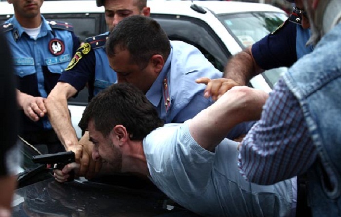 People hold protest action in front of courthouse in Armenia - VIDEO