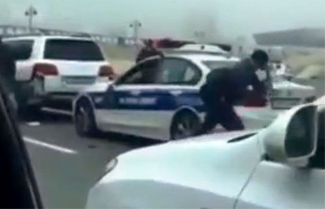 Polis maşınını çəkiclə əzən şəxs narkoman çıxdı - Video