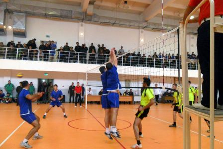 Kişilər arasında voleybol yarışları keçirilir - CANLI