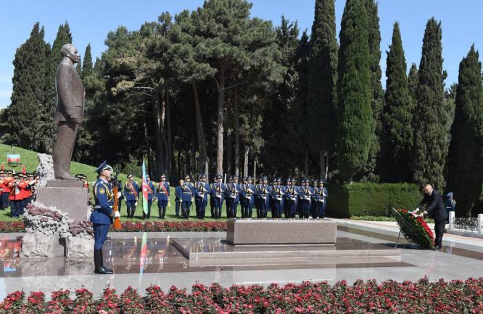 Ilham Aliyev visita la tumba de Haydar Aliyev