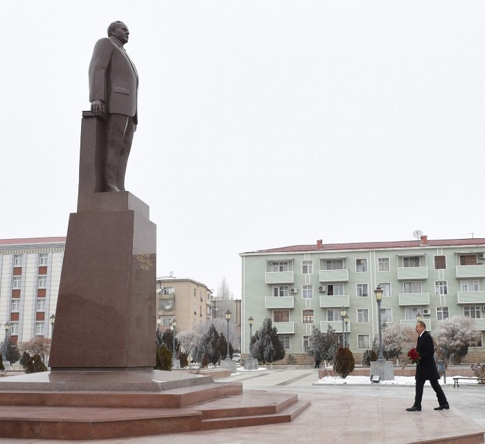 Besuch des Denkmals des Nationalleaders Heydar Aliyev in Nachitschewan