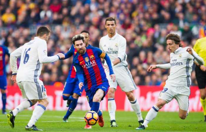 Messi reina en el Bernabéu e incendia la Liga