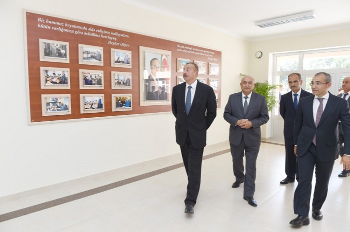 Im Dorf Hil von Rayon Gusar neues Schulgebäude eingeweiht