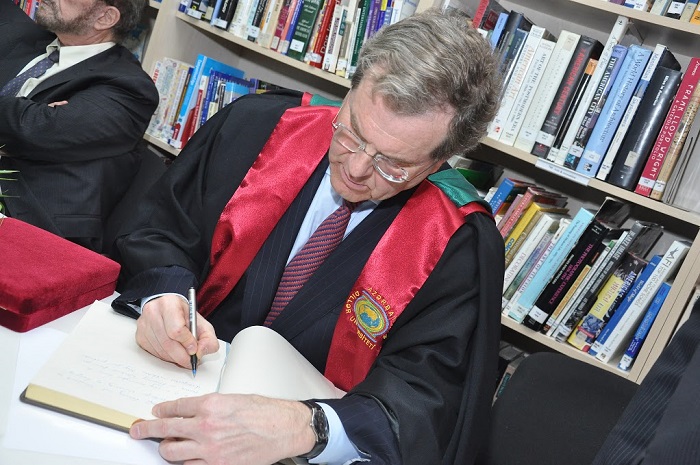 David Harris devient docteur honoris causa par l’Université des langues d’Azerbaïdjan