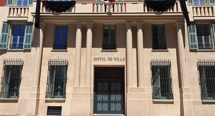 La mairie de Nice affiche les noms des 84 victimes sur sa façade