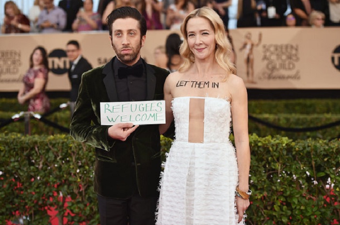 Simon Helberg arrives at Screen Actors Guild Awards with ‘Refugees Welcome’ sign