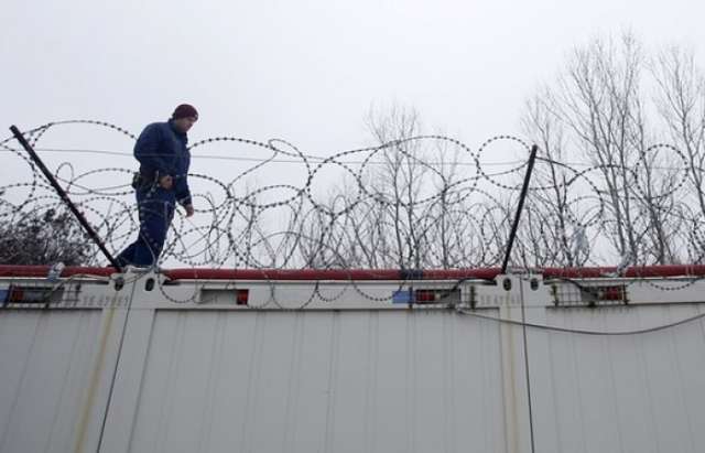 ​Hungary to detain all asylum seekers in container camps
