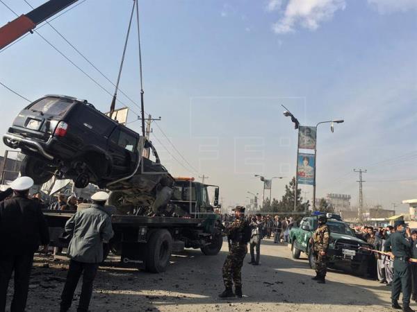 Heridos un parlamentario afgano y su hijo en un atentado con bomba en Kabul