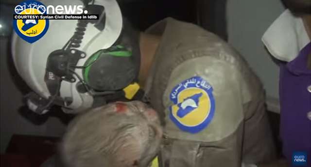 A Idlib, un volontaire syrien sauve un bébé et fond en larmes - VIDEO