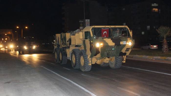 Unos 200 militares turcos con 50 vehículos blindados entran en Siria 