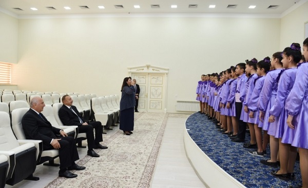  Ilham Aliyev  permanence  en la apertura de la Escuela de Arte para los niños en Sumqayit  Fotos