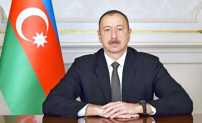 Ilham Aliyev felicita a Putin