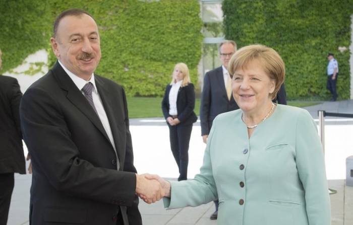Präsident Aliyev gratuliert Merkel zum Wahlsieg