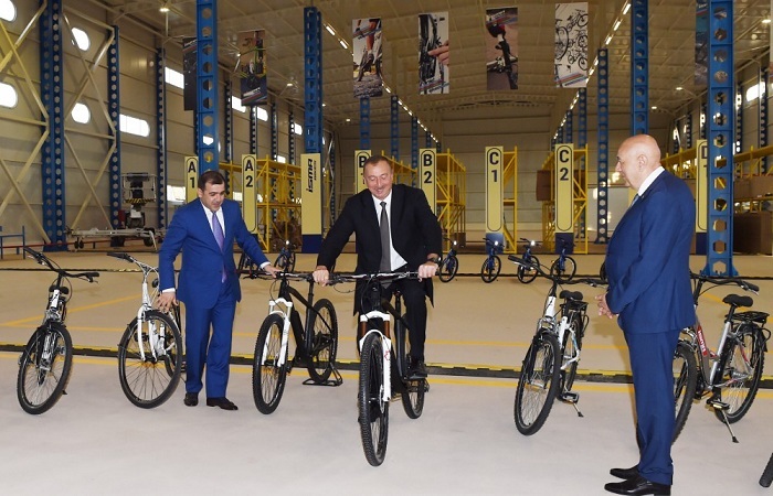Ilham Aliyev montó en bicicleta en Ismayilli 
