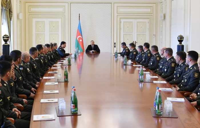 Ilham Aliyev se reúne con un grupo de los militares