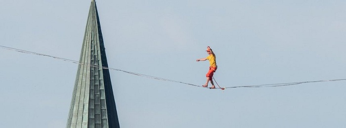Straubing: Artist balanciert über 60 Meter hohe Slackline