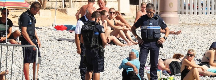 Nizza: Polizei zwingt Frau zum Ausziehen ihres Burkinis