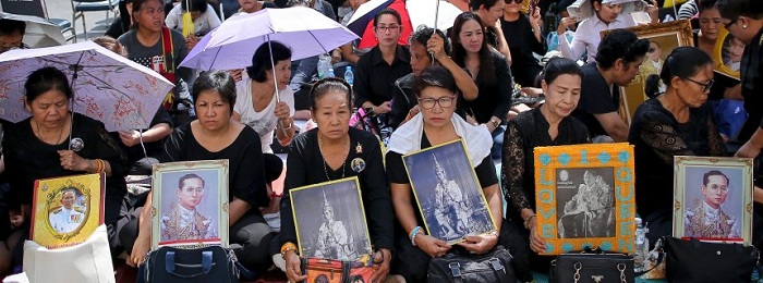 Thailänder zwingen Landsleute zur Trauer