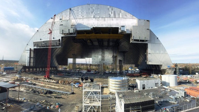 Arbeiter schieben Riesenhülle über Tschernobyl