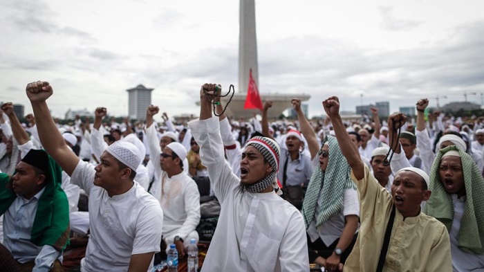 Zehntausende Muslime protestieren gegen christlichen Gouverneur