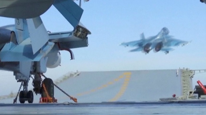Russischer Kampfjet stürzt bei Landeversuch ins Meer