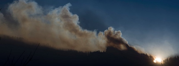 Mann steckt Berg in Brand