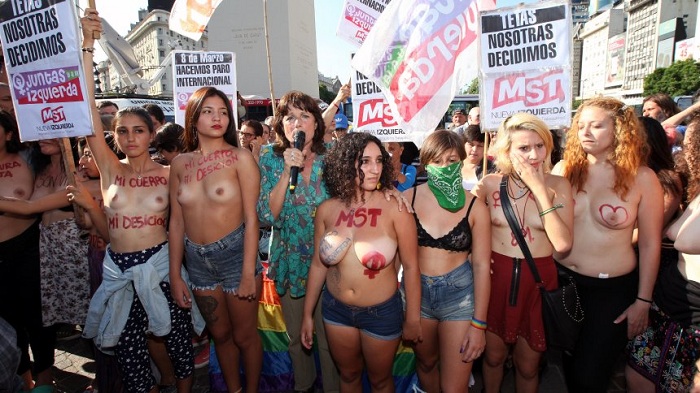 Oben-ohne-Protest gegen Oben-ohne-Verbot