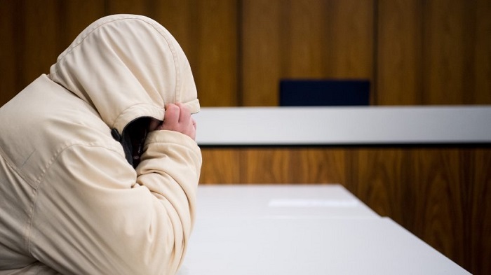 Mutter bot Tochter im Internet an - vier Jahre Haft