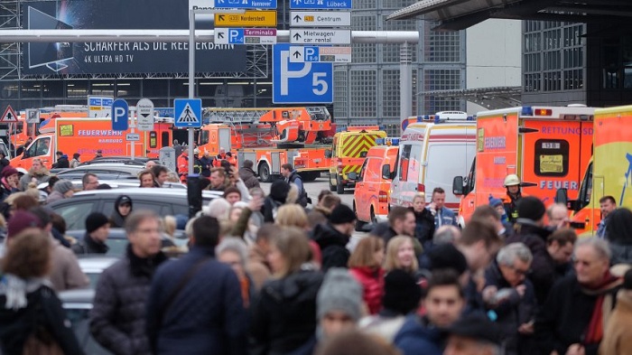 Flughafen vorübergehend evakuiert - 68 Verletzte durch Pfefferspray