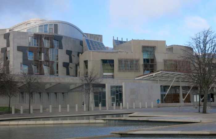 Schottisches Parlament sagt Abstimmung über Referendum ab