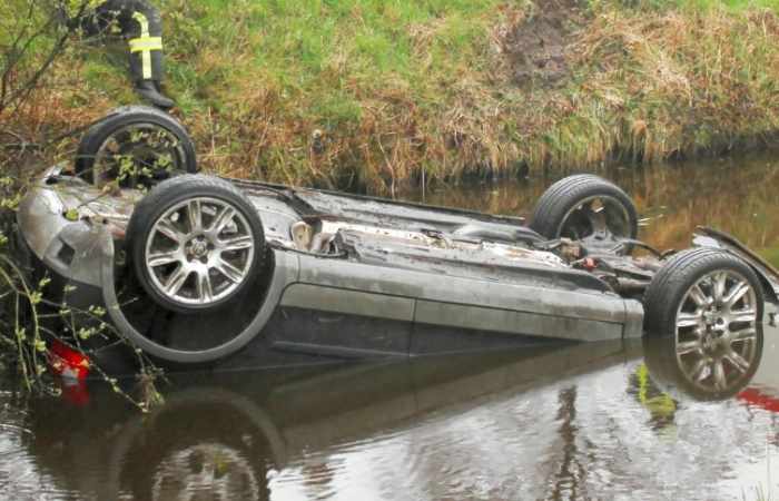 Passant rettet Mutter und zwei Kinder aus Kanal