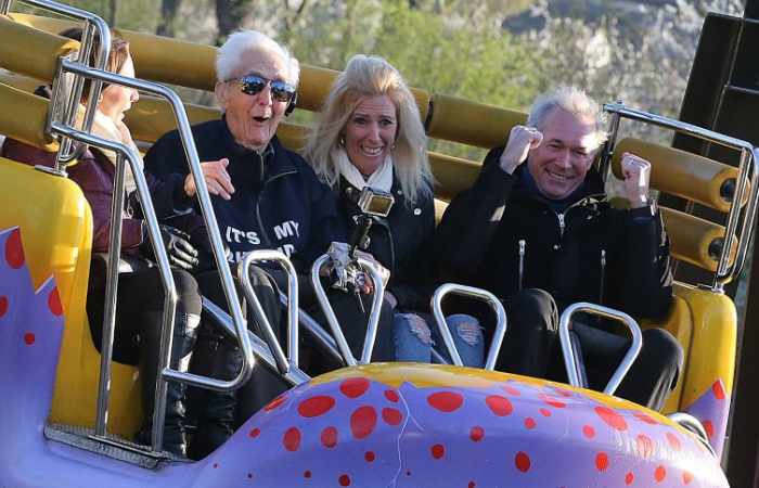 105-Jähriger feiert Geburtstag auf der Achterbahn