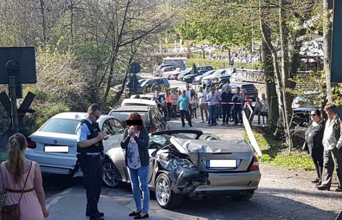 Bahnübergang als Parkplatz missbraucht - Güterzug kracht gegen Auto