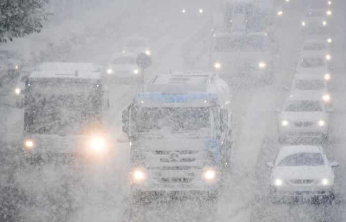 Schnee führt zu Chaos auf vielen Straßen