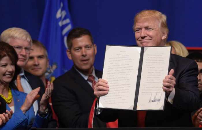 Trump unterzeichnet "Buy American"-Dekret und attackiert Kanada