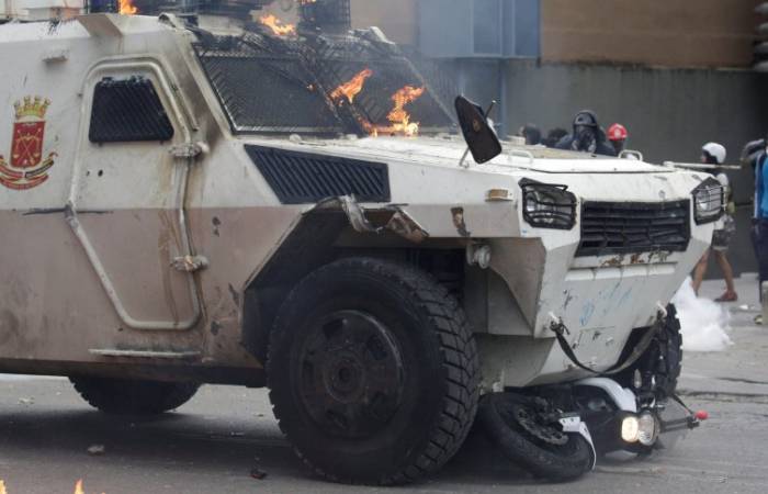 Panzerwagen überfährt Demonstranten in Caracas
