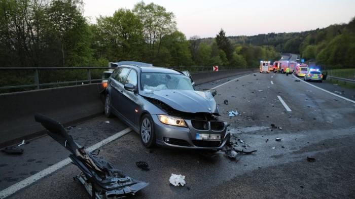 Geisterfahrer kracht in Auto - keine Rettungsgasse